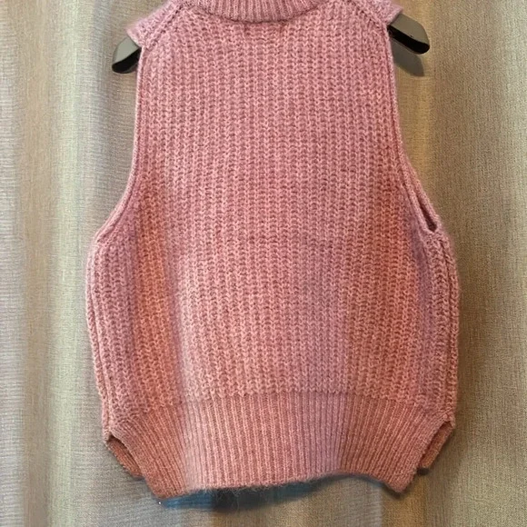 New with tags pink sweater vest size small this will fit a medium PERFECT GIFT🎄 - Picture 10 of 11